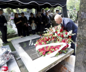 Monika Olejnik na pogrzebie senatora Piesiewicza. Towarzyszył jej ukochany
