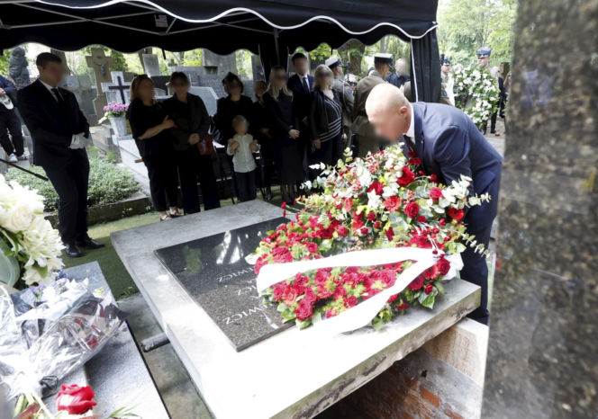 Monika Olejnik na pogrzebie senatora Piesiewicza. Towarzyszył jej ukochany