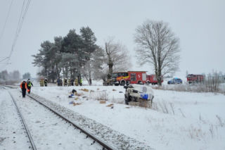 Fatalne warunki na drogach w Podlaskiem. Wypadki i samochody w rowach [ZDJĘCIA]