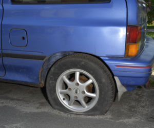 Wraki blokują miejsca parkingowe