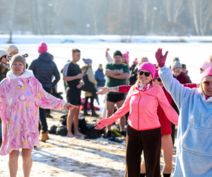 Różowe morsowanie idealne na pomaganie. Trzy Stawy opanowali amatorzy zimnych kąpieli