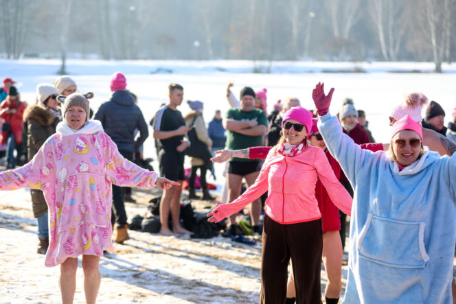 Różowe morsowanie idealne na pomaganie. Trzy Stawy opanowali amatorzy zimnych kąpieli