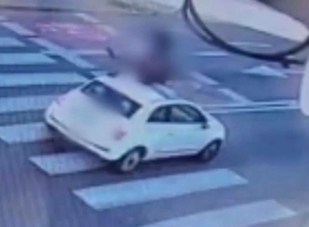 Kobieta huknęła w pieszych na przejściu w Zielonej Górze! Przerażający wypadek [ZDJĘCIA]