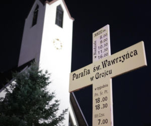 Biskup ewakuowany przez policję. Wierni krzyczeli: Ty tchórzu!. Nocna awantura w parafii
