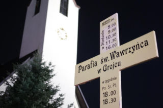 Biskup ewakuowany przez policję. Wierni krzyczeli: Ty tchórzu!. Nocna awantura w parafii