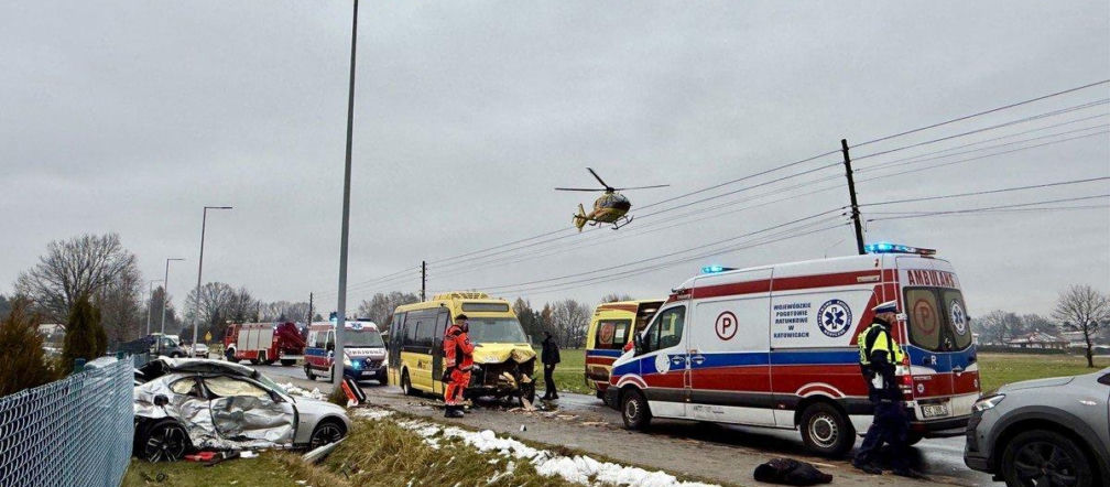 18-letni kierowca bmw walczy o życie po zderzeniu z autobusem. Do szpitala zabrał go śmigłowiec LPR