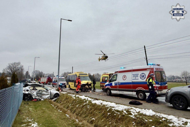 18-letni kierowca bmw walczy o życie po zderzeniu z autobusem. Do szpitala zabrał go śmigłowiec LPR