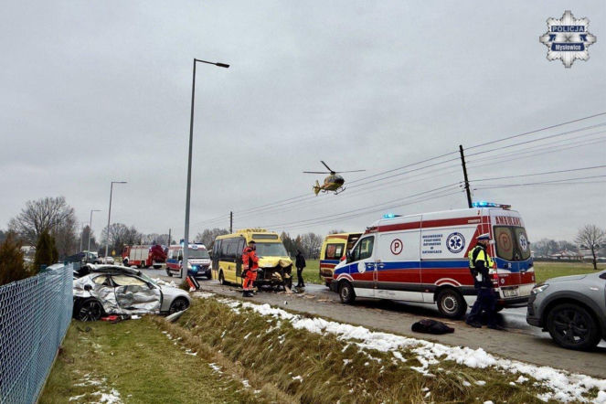 18-latek walczy o życie. Zderzył się z autobusem