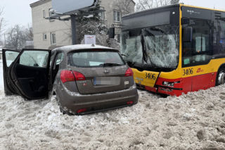 Wypadek autobusu miejskiego i osobówki w Markach. Są ranni, jedna osoba reanimowana