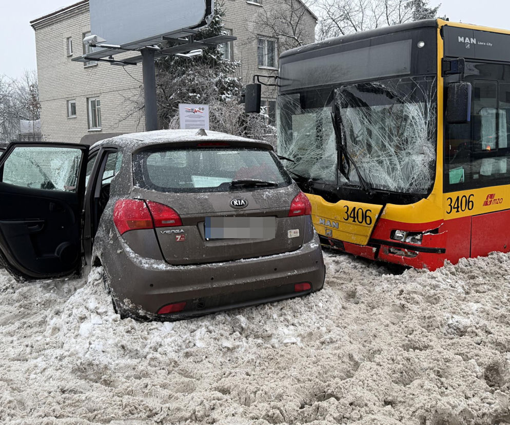 Wypadek autobusu miejskiego i osobówki. Jedna osoba reanimowana