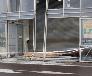 Gdańsk: Autem STARANOWALI drzwi galerii handlowej. OKRADLI jubilera i uciekli