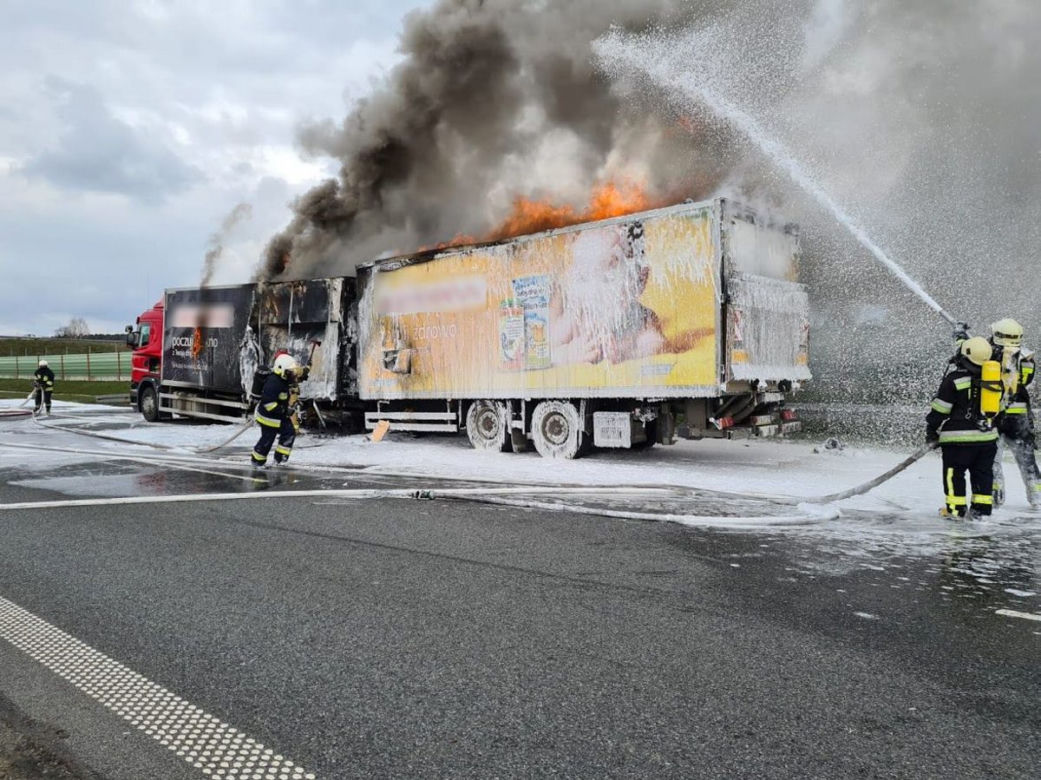 Pożar TIRa z naczepą z kosmetykami na autostradzie A4 