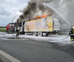 Pożar TIRa z naczepą z kosmetykami na autostradzie A4 