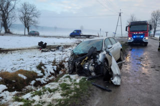 Wypadek w Nowej Wsi. Dwa auta rozbite, roztrzaskana kapliczka. Co się stało?