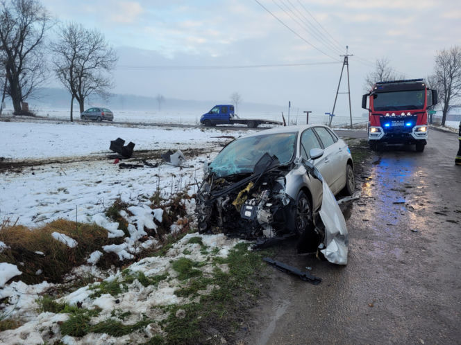 Wypadek w Nowej Wsi. Dwa auta rozbite, roztrzaskana kapliczka. Co się stało?