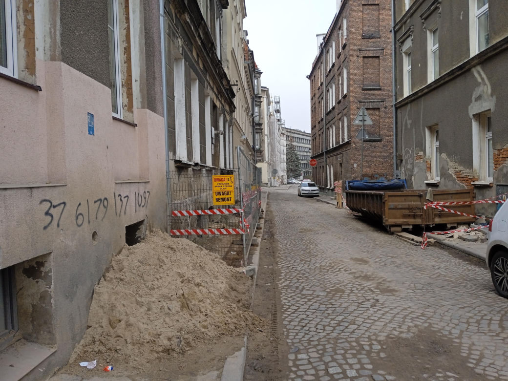 Tak zmieniła się Biskupia Górka. Zrewitalizowano kamienice. Zdjęcia przed i po 