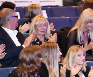 Agnieszka Woźniak-Starak płacze po projekcji filmu zmarłego męża