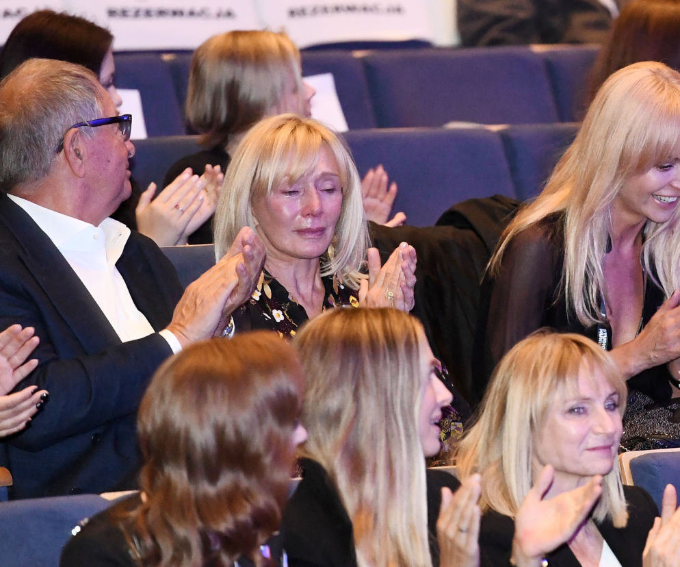 Agnieszka Woźniak-Starak płacze po projekcji filmu zmarłego męża