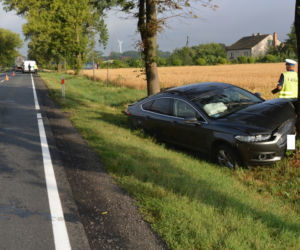 Groźny wypadek w powiecie radziejowskim. 65-letni kierowca uderzył w drzewo! [ZDJĘCIA]