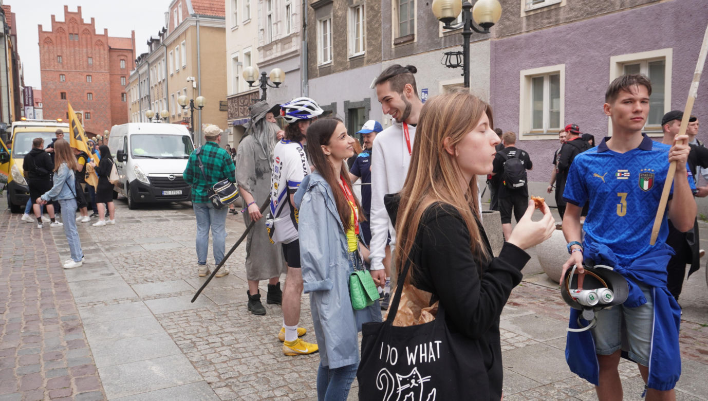 Kortowiada 2024. Parada Wydziałów przeszła ulicami miasta. Studenci tłumnie wzięli udział w imprezie [ZDJĘCIA]