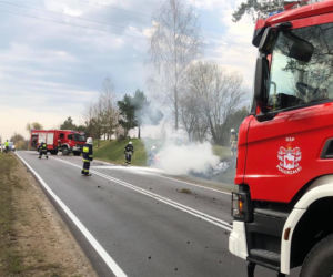 Podlaskie. Pożar auta na DK 65. Kierowcę i pasażera uratował policjant
