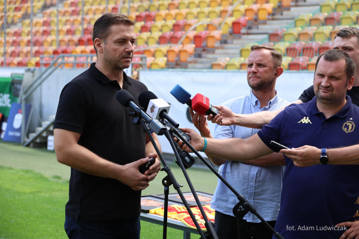 Jagiellonia Białystok zaprezentowała stroje na sezon 2024/25