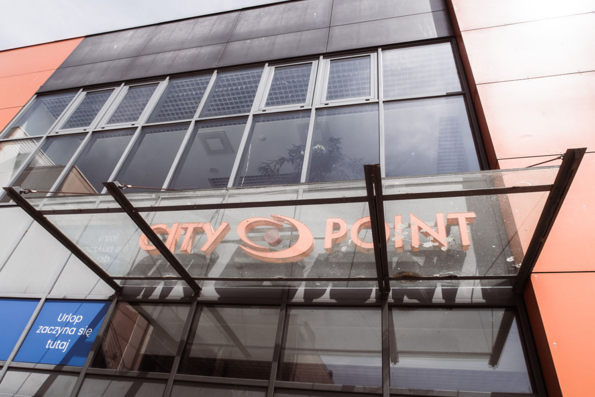 Duże centrum handlowe na sprzedaż. W środku klimat jak z „The Last of Us”
