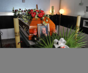 Pogrzeb Andrzeja Leppera - trumna Leppera w kaplicy w Darłowie