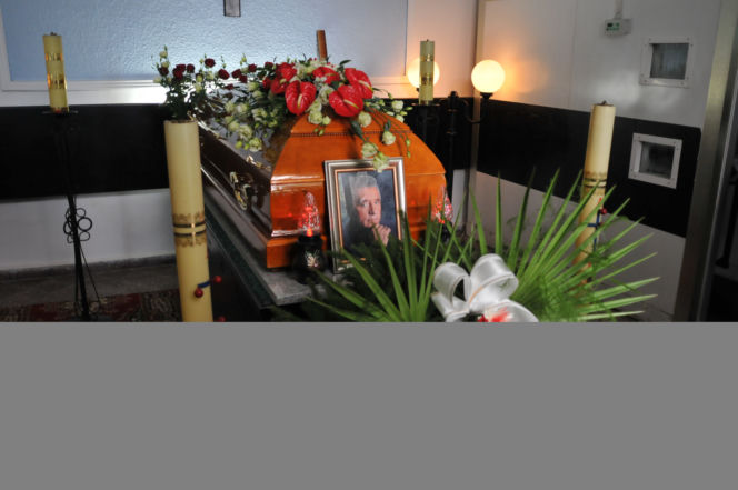 Pogrzeb Andrzeja Leppera - trumna Leppera w kaplicy w Darłowie