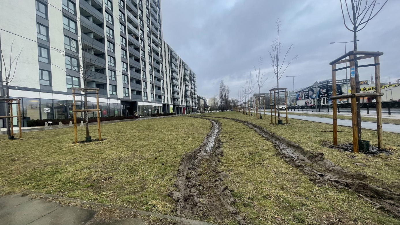Karetka zakopała się w grząskim trawniku bo na drodze pożarowej stoją słupki 