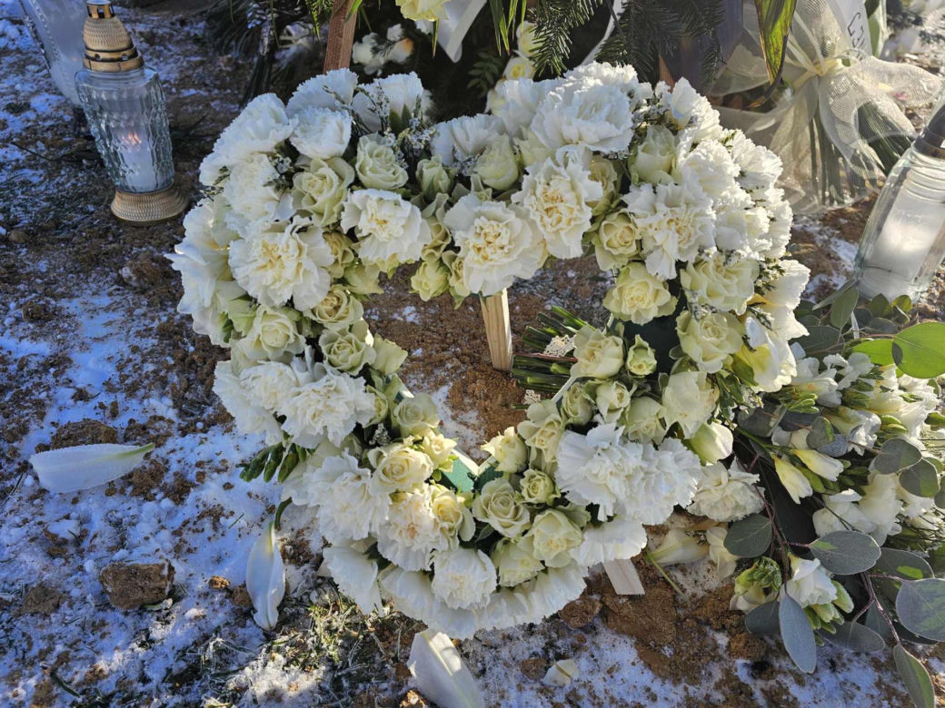 Grób młodziutkiej chórzystki Joli tonie w kwiatach