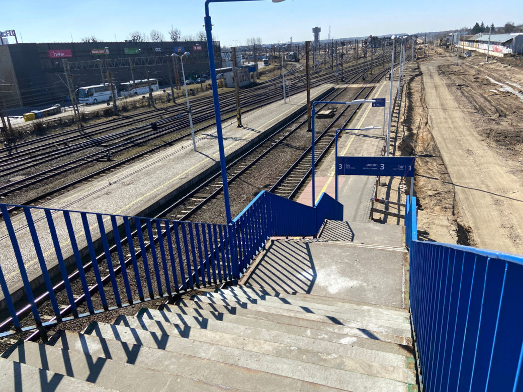 Kładka na dworcu PKP. Zdjęcia z poniedziałku (21.03.2022)