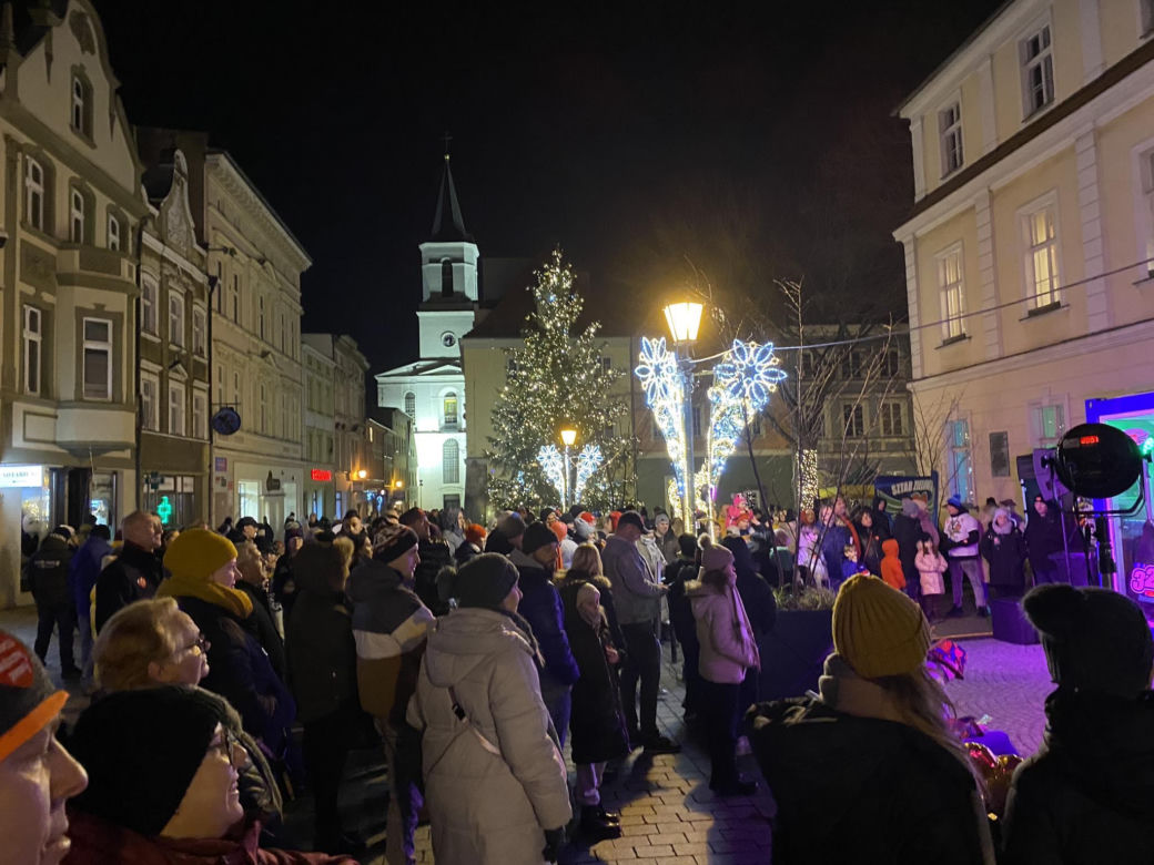 32. Finał WOŚP w Zielonej Górze. Najpierw koncerty a później "Światełko do Nieba" - tak się bawili zielonogórzanie