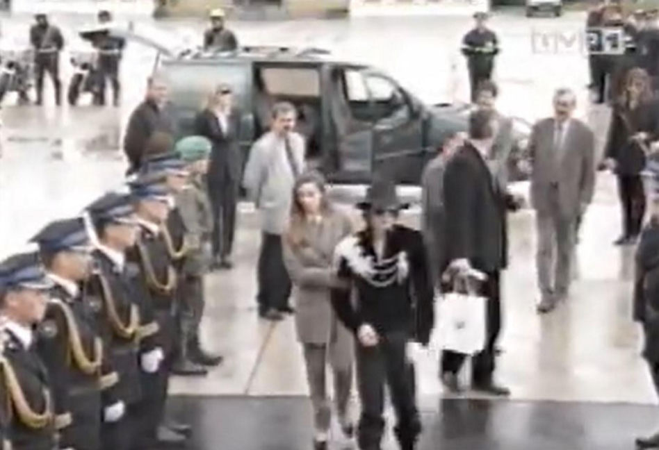 Michael Jackson zmarł 16 lat temu. Gdy odwiedził Polskę, wszyscy wstrzymali oddech. Te zdjęcia zachwycają