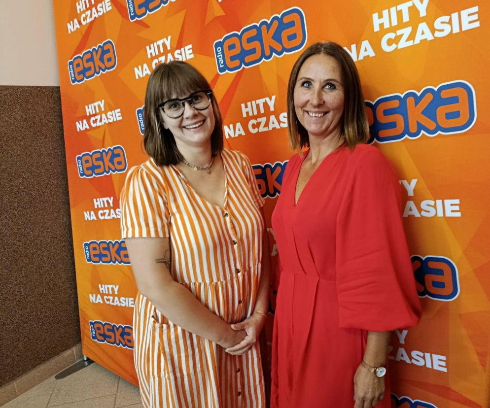 Dyrektorka Jolanta Zakrzewska i Marta Milewska-Haska na tle logo radia. O pomocy dla Jaśminki czytaj w Eska Iława.