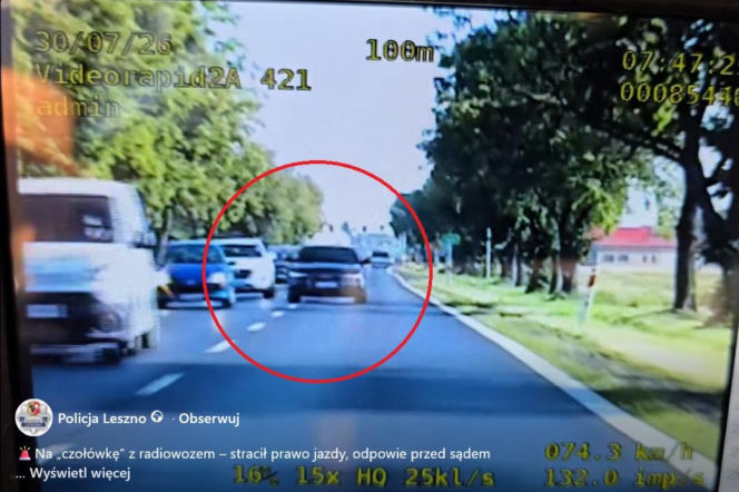 Nagranie z radiowozu: audi wyprzedza na czołowe zderzenie w Lipnie. O sprawie przeczytasz na Eska Poznań.