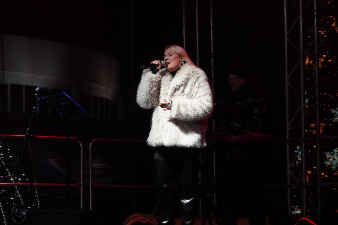 Koncert Gosi Andrzejewicz podczas jarmarku świątecznego na MTP