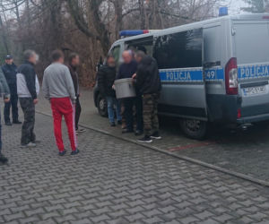 Krakowscy policjanci pomagali bezdomnym, rozdając im posiłki i ciepłą odzież