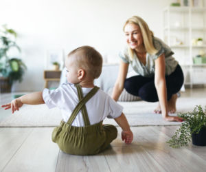 Asymetryczne raczkowanie u dziecka? Sprawdź, kiedy nietypowy ruch wymaga wizyty u fizjoterapeuty