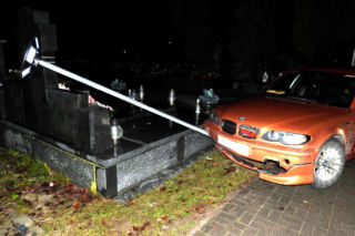 Uciekał przed policją i wjechał na cmentarz. BMW zdemolowało nagrobki!