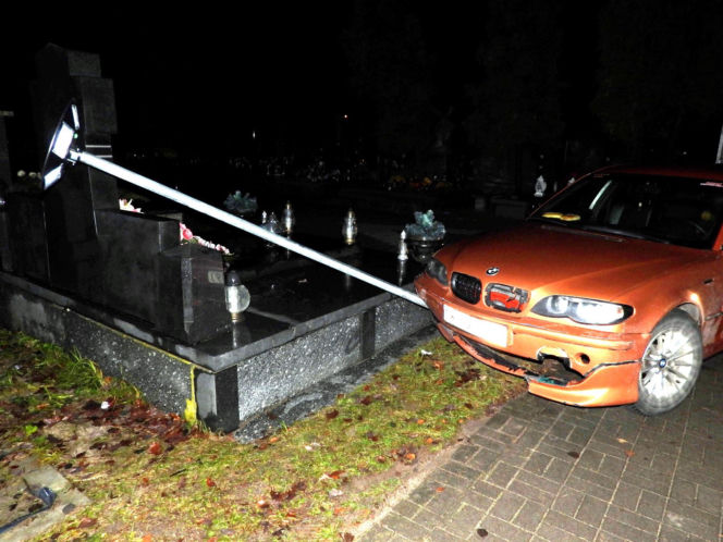 Uciekał przed policją i wjechał na cmentarz