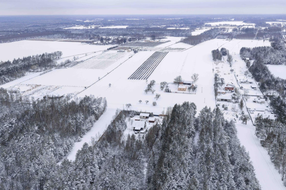Dom Ziobry zasypany śniegiem czeka na gospodarza