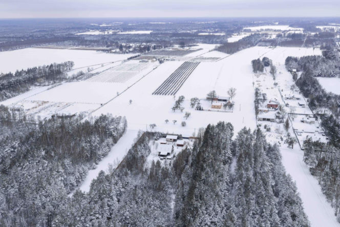 Dom Ziobry zasypany śniegiem czeka na gospodarza