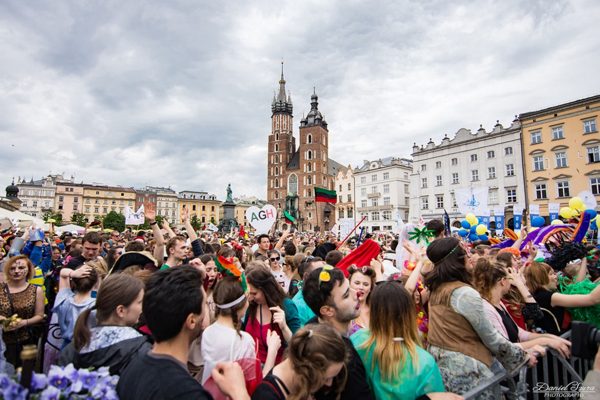 Korowód juwenaliowy na krakowski Rynek: Studenci świętują! [ZDJĘCIA]