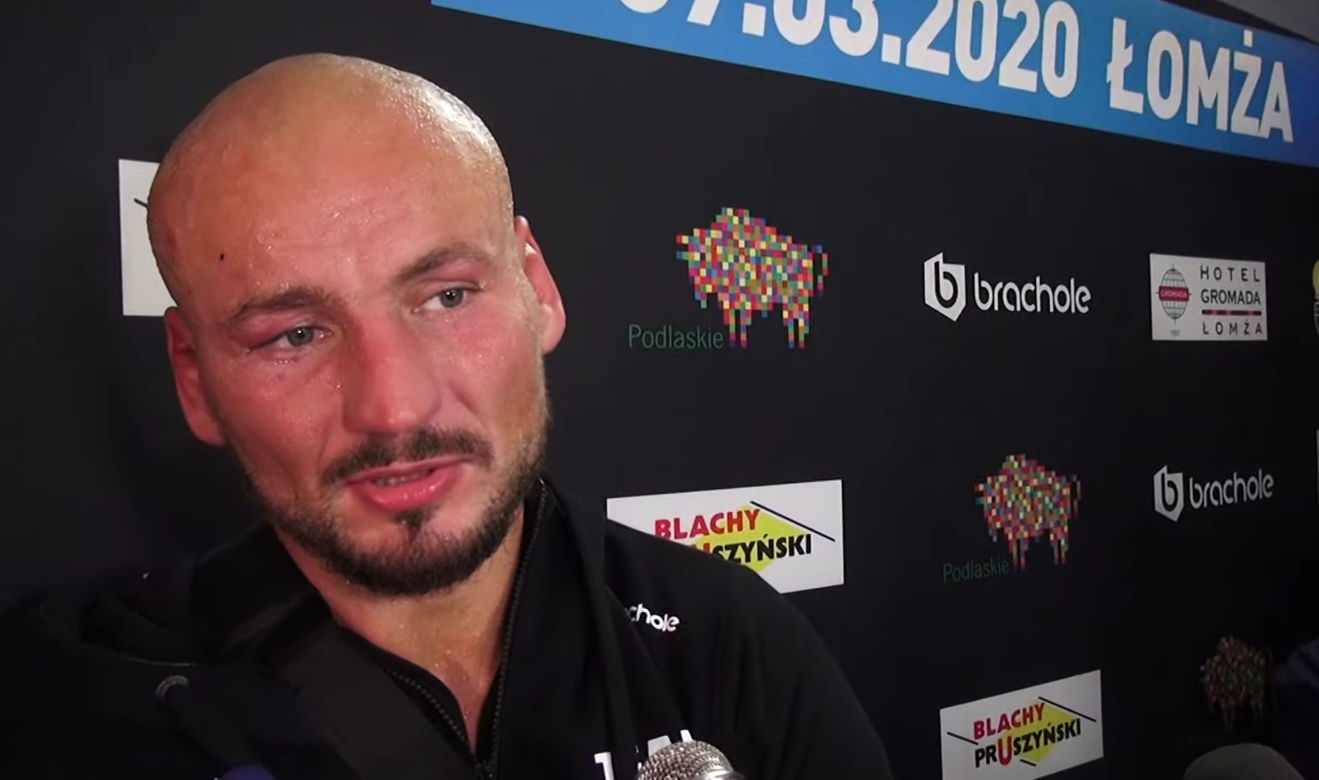 Artur Szpilka opuścił spodnie w łazience