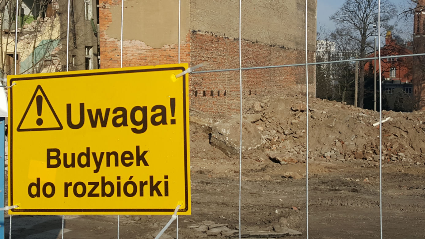 Kamienice na ul. Toruńskiej w Bydgoszczy zaczynają znikać. Rozpoczęła się zapowiadana rozbiórka [ZDJĘCIA, WIDEO]