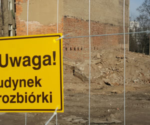 Kamienice na ul. Toruńskiej w Bydgoszczy zaczynają znikać. Rozpoczęła się zapowiadana rozbiórka [ZDJĘCIA, WIDEO]