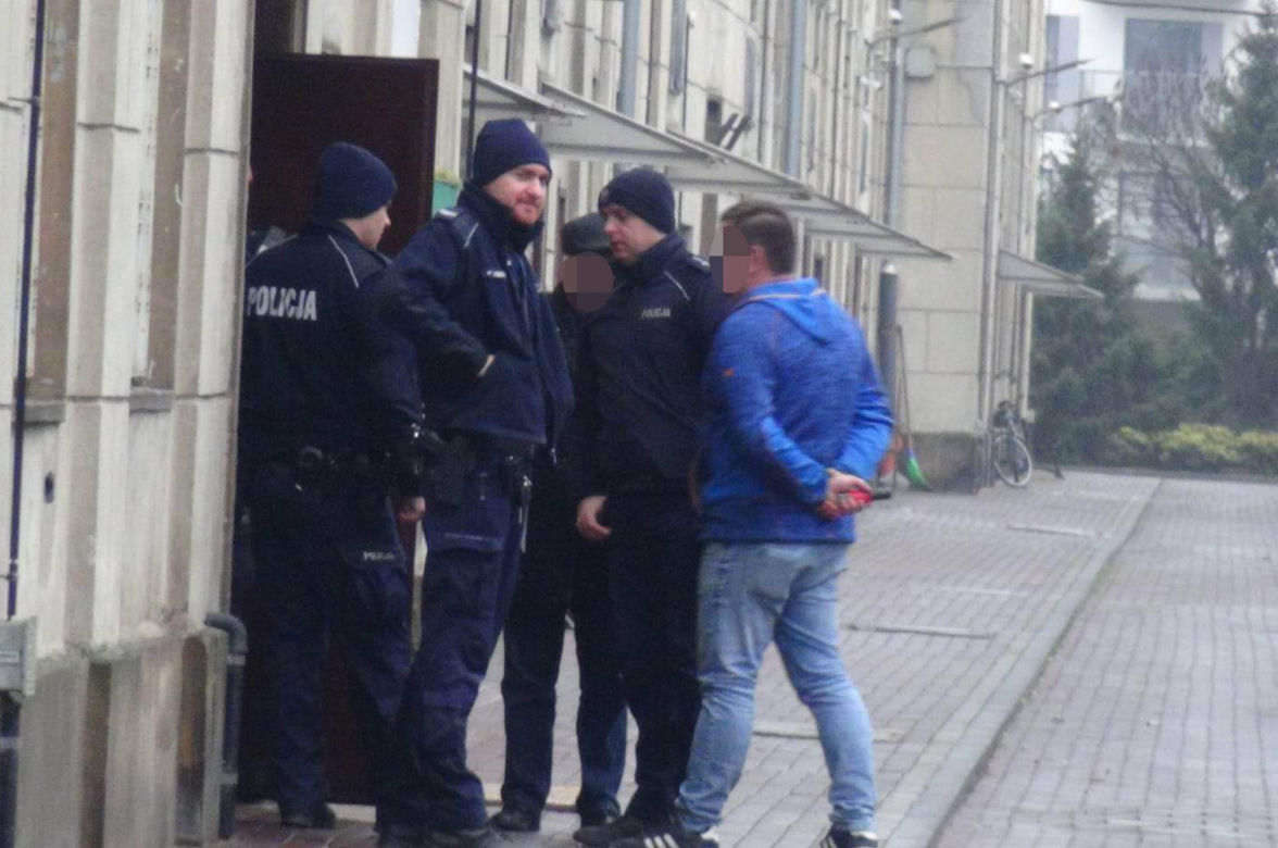 Ewakuacja w kamienicy na Pradze-Północ. Pod posadzką były pociski artyleryjskie!