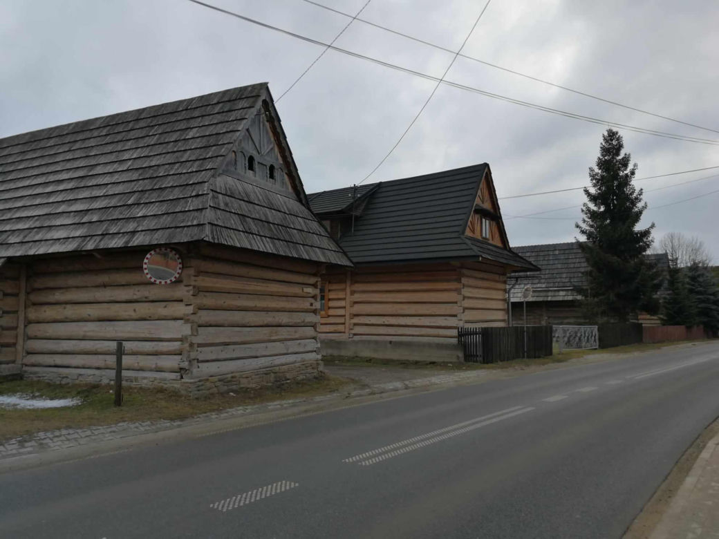 Ta małopolska wieś to żywy skansen. Kilkuset letnie chałupy wciąż zamieszkują mieszkańcy