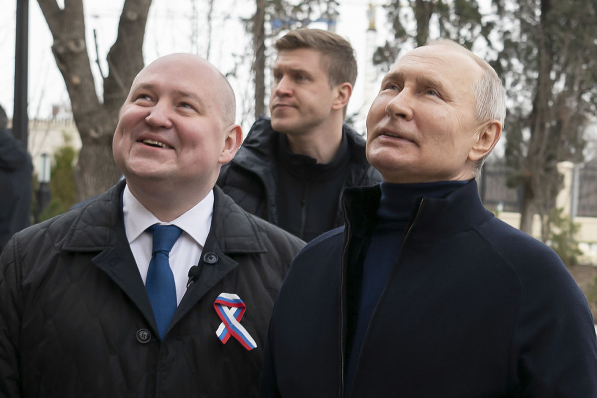 Putin w gumowej masce? "Spontaniczna przejażdżka po Mariupolu". Sobowtór dał plamę!